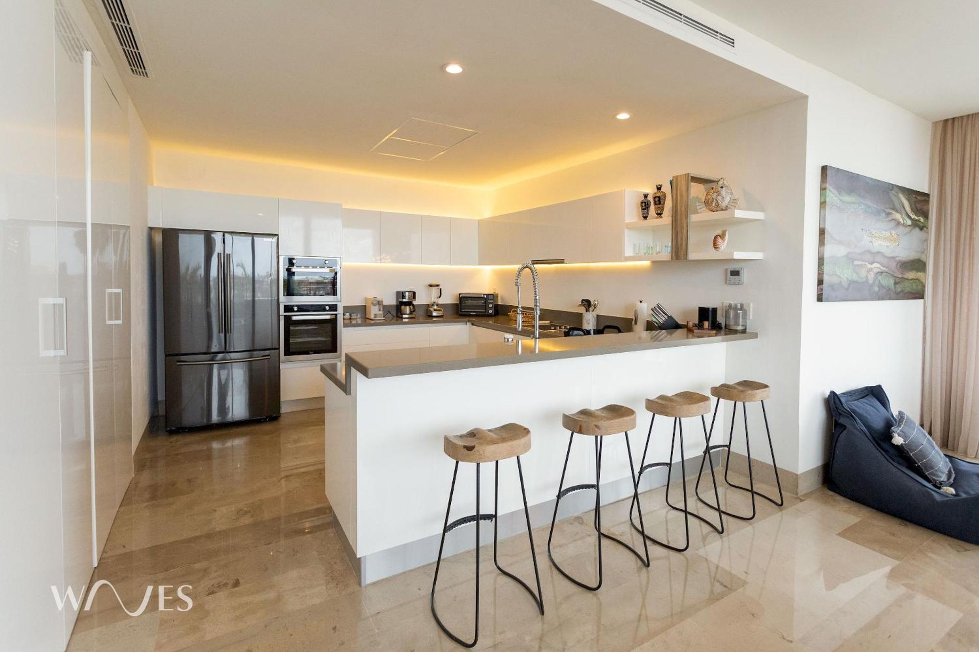 3 Br. Ocean Front Ph With Stunning Views