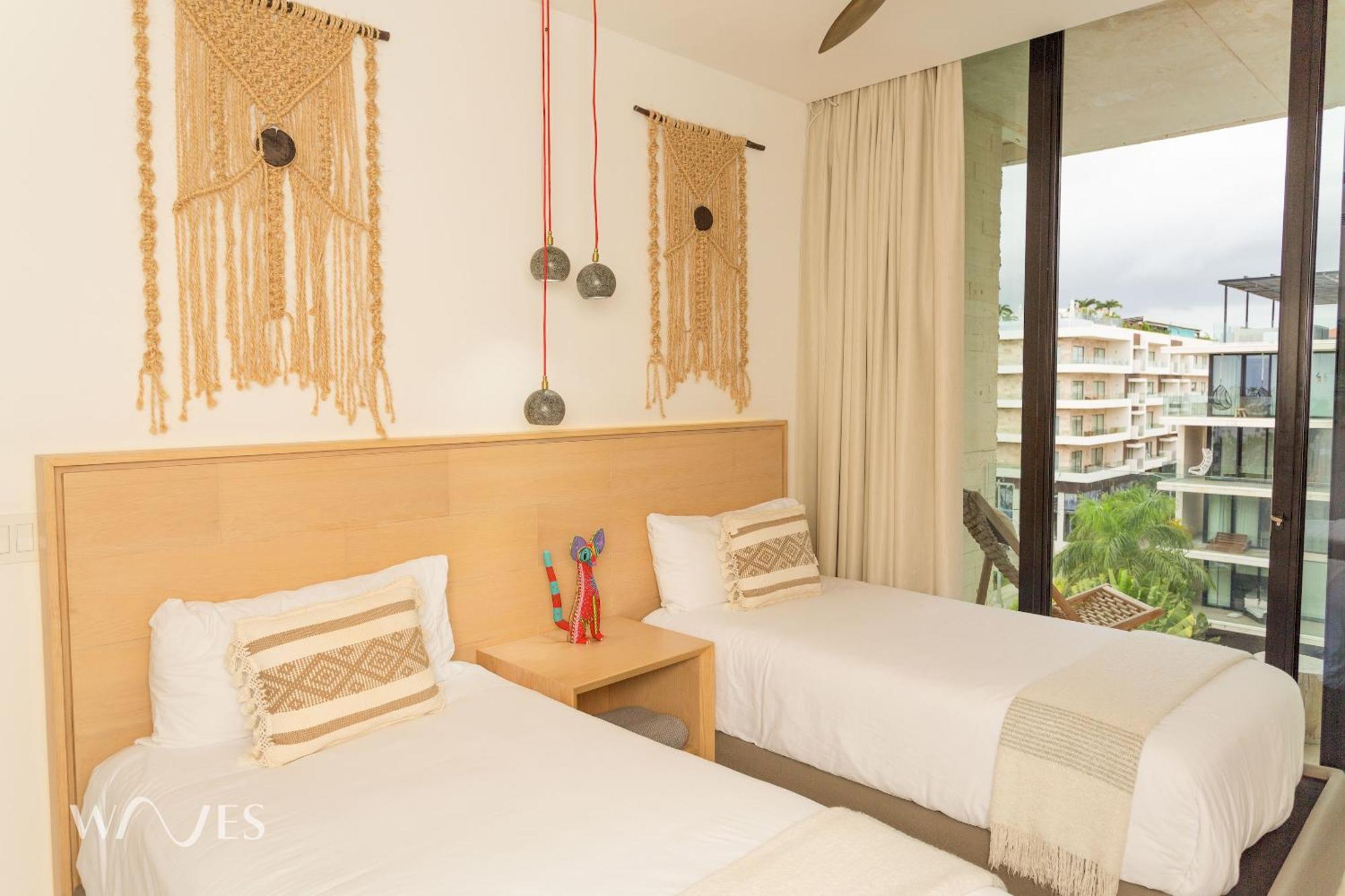 3 Br. Ocean Front Ph With Stunning Views *